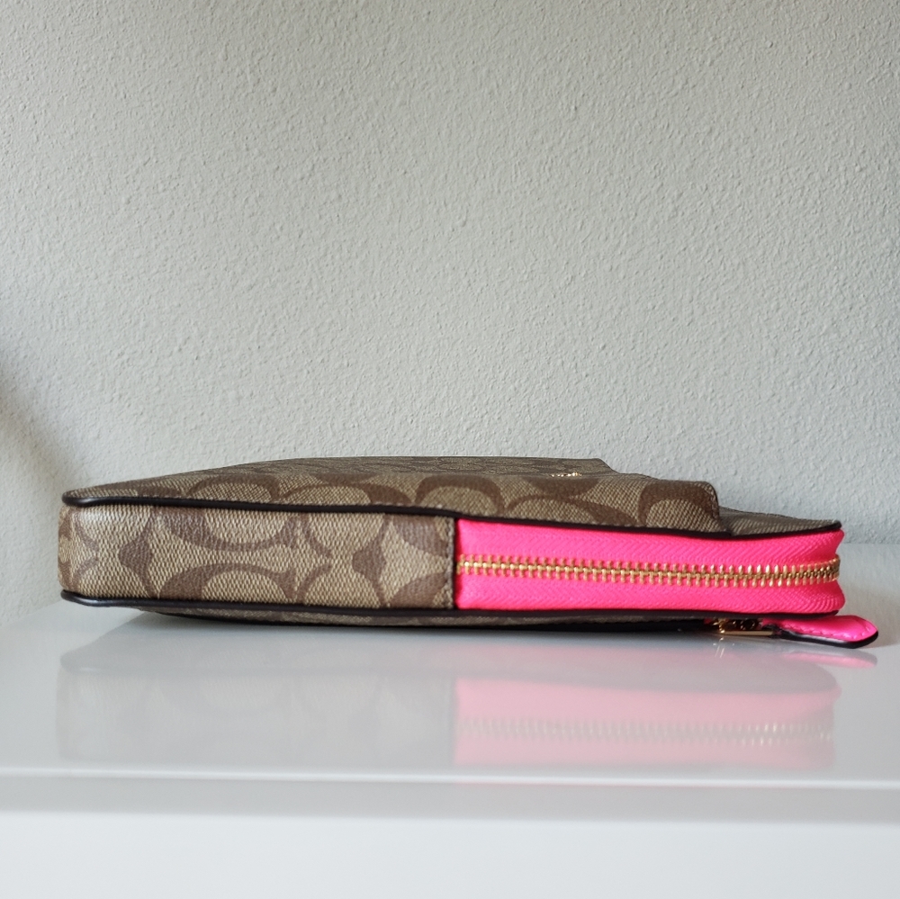 ❗SOLD❗❤Coach | Laptop Sleeve In Colorblock Signature - Picture 10 of 16